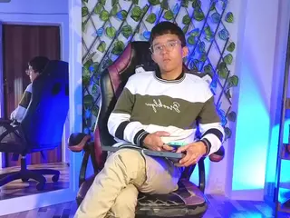 thundertwist066's Live Sex Cam Show
