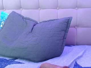 lola-star's CamSoda show and profile