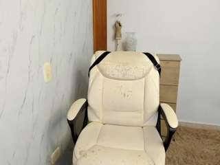 alejabelle, female webcam model,  years old, on live webcam