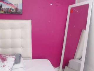 sexy-tiny-sarah webcam
