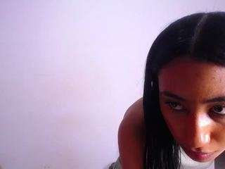 sexy-tiny-sarah webcam model