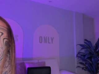 Live webcam model maiacollins on Soda Cams