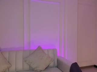 maiacollins live cam profile