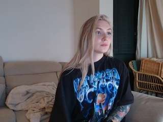 Model ini sedang live sekarang. tattoobbgirl