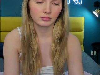 evelineamore's CamSoda show and profile