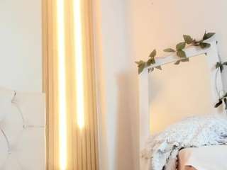 alexabravva live cam profile