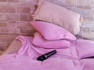 candyy-bella's CamSoda show and profile