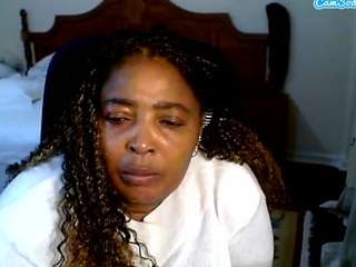 lovelybigpussylips53 webcam