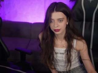 reginasweet054, female webcam model,  years old, on live webcam