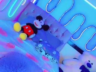 chloe-hot-xxx Live Webcam on CamSoda