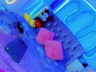 chloe-hot-xxx Live Webcam on CamSoda