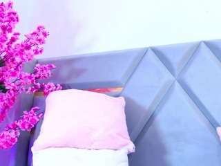 YesyHills live webcam show