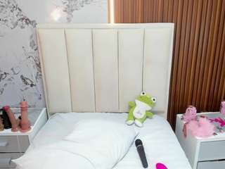 madyrowan's CamSoda show and profile