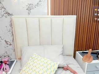 le modèle madyrowan est en webcam porno dans un show sur le site camsoda, il possède les tags suivants: ahegao,anal toys,young adult,thick,teen 18,red hair,normal,no smoking,no drinking,lush,joi,handjob,ginger,dildo or vibrator,dildo,deepthroat,cum in pussy,creampie,cowgirl,colombia