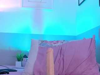 cutepetitee's CamSoda show and profile