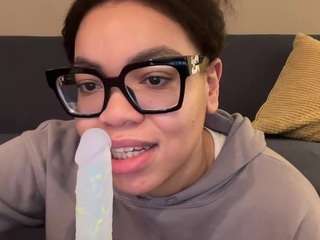 Live webcam model zahrabliss on Soda Cams