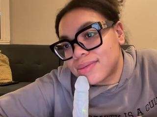 Live webcam model zahrabliss on Soda Cams