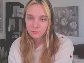 Philomenaatcher's cam show statistics and live stream