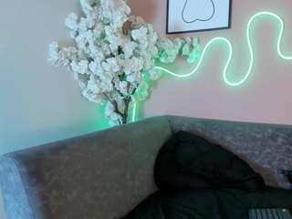 Karolinee live webcam show
