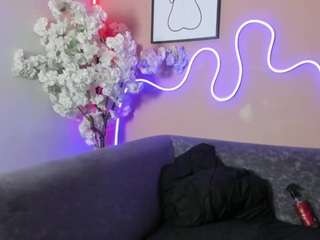 Karolinee live webcam show