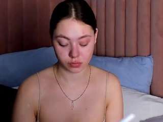 meow-mellie's CamSoda show and profile