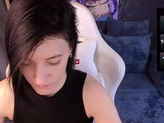 roxy-riot's CamSoda show and profile