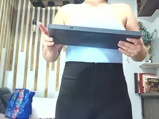 Lunaa-jonhsonn's Live Sex Cam Show