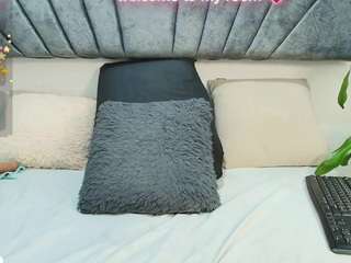 lily-meghan's CamSoda show and profile