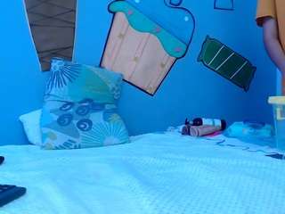 skinnykalitzo18 Drinking live webcam