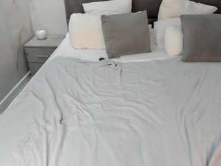 chloe-whitee's CamSoda show and profile