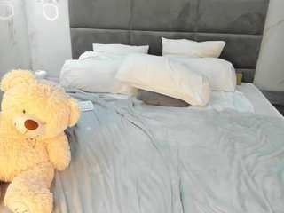 chloe-whitee's CamSoda show and profile