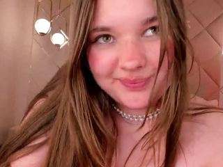 chloe-whitee Live Webcam on CamSoda