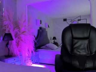 emiliaa-rosse's CamSoda show and profile