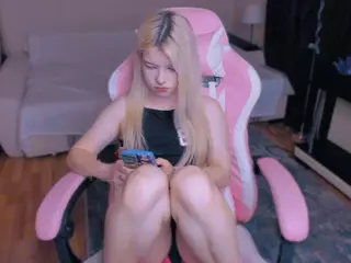 CuddlyKittenn's Live Sex Cam Show