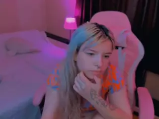 CuddlyKittenn's Live Sex Cam Show