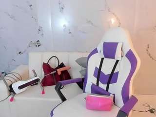 Lucy_Strong
