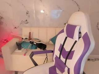 Lucy_Strong