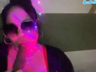 Live webcam model thickfreakylatina on Soda Cams