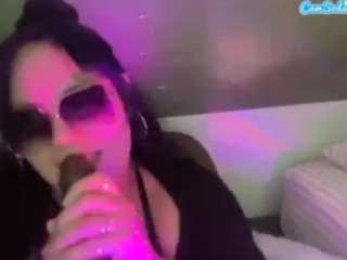 Live webcam model thickfreakylatina on Soda Cams