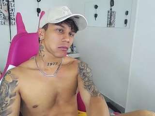 le modèle leonardprice1 est en webcam porno dans un show sur le site camsoda, il possède les tags suivants: anal toys,fetish,tattoos,smoking,orgasm,no drinking,muscular,hidden gay sex,handjob,gape,drinking,bdsm,dildo,colombia,cei,bull,brown eyes,blowjob,big cock,big balls