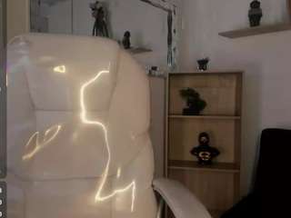Model ini sedang live sekarang. skyy-jonnes
