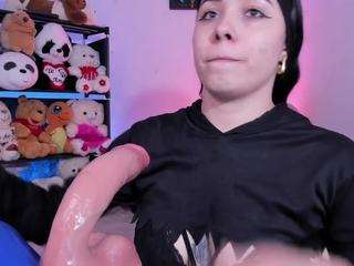 le modèle emma-winslow est en webcam porno dans un show sur le site camsoda, il possède les tags suivants: ahegao,ball sucking,black hair,blowjob,brown eyes,drinking,facial,facial piercings,gape,handjob,nipple piercings,skinny,tattoos,tittyfuck,hd