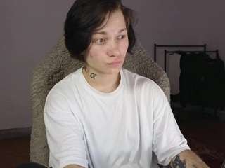 Esajukyy's cam show statistics and live stream
