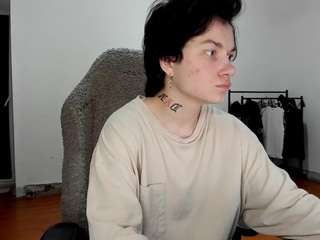 Esajukyy's cam show statistics and live stream