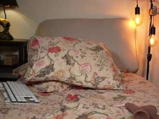 This model is live right now. ohhoneykate