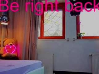 reina-cummingss Live Webcam on CamSoda