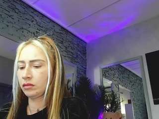 reina-cummingss Live Webcam on CamSoda