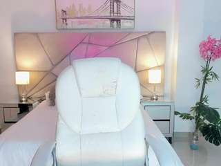 sharon-breezee's CamSoda show and profile