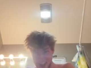 bigskinnyboyo Live Webcam on CamSoda