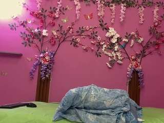 skinnybarbie022 Live Webcam on CamSoda